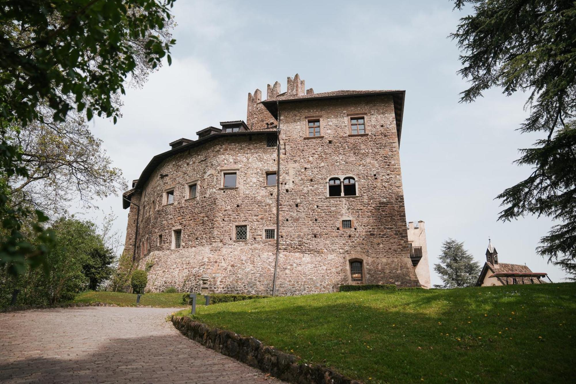 Schloss Freudenstein Eppan an der Weinstraße Buitenkant foto
