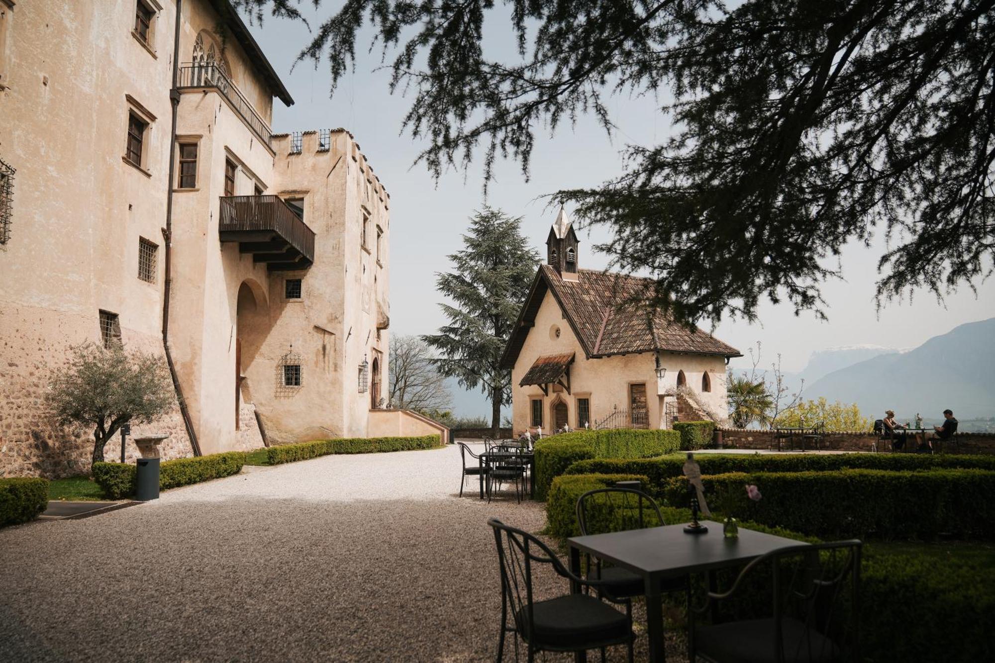 Schloss Freudenstein Eppan an der Weinstraße Buitenkant foto
