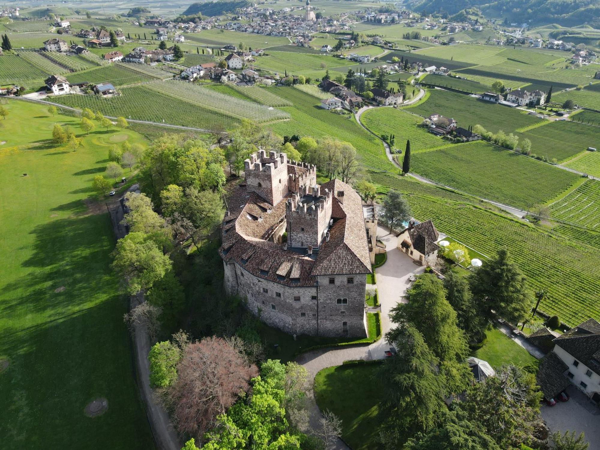 Schloss Freudenstein Eppan an der Weinstraße Buitenkant foto