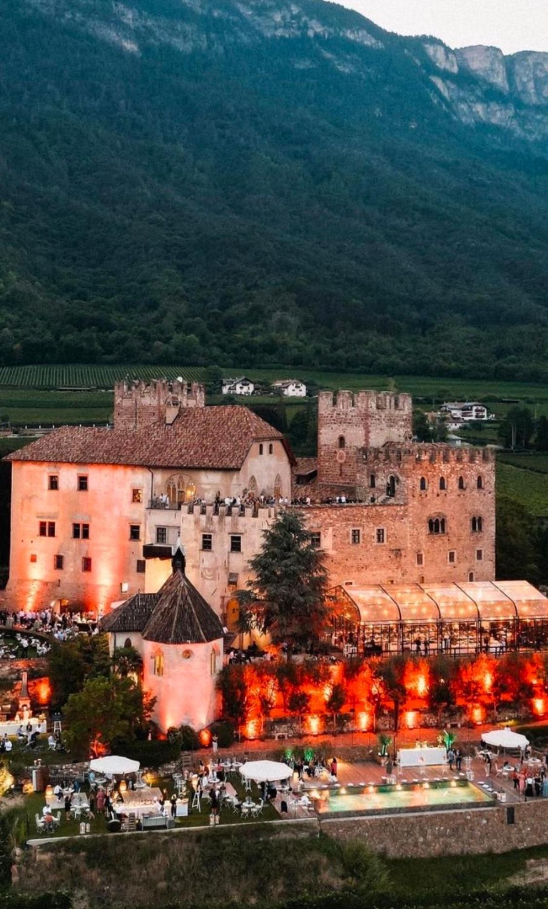 Schloss Freudenstein Eppan an der Weinstraße Buitenkant foto
